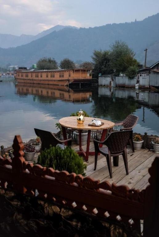 Kashmir Honeymoon Tour Package